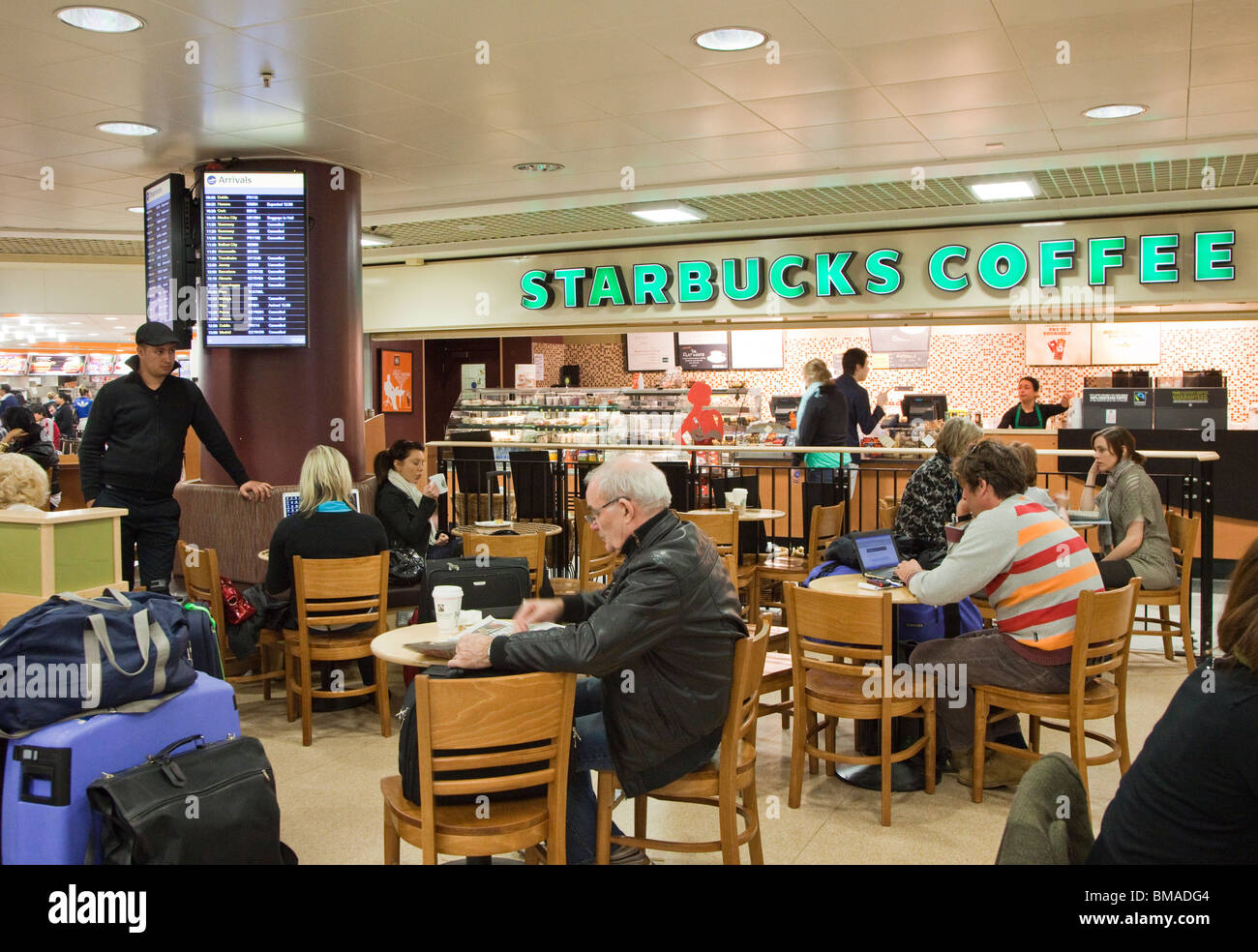 Starbucks Coffee Gatwick Partenze aeroporto Terminal Sud Inghilterra REGNO UNITO Foto Stock