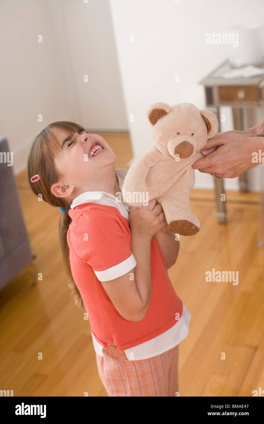 Ragazza avente Temper Tantrum su Teddy Bear Foto Stock