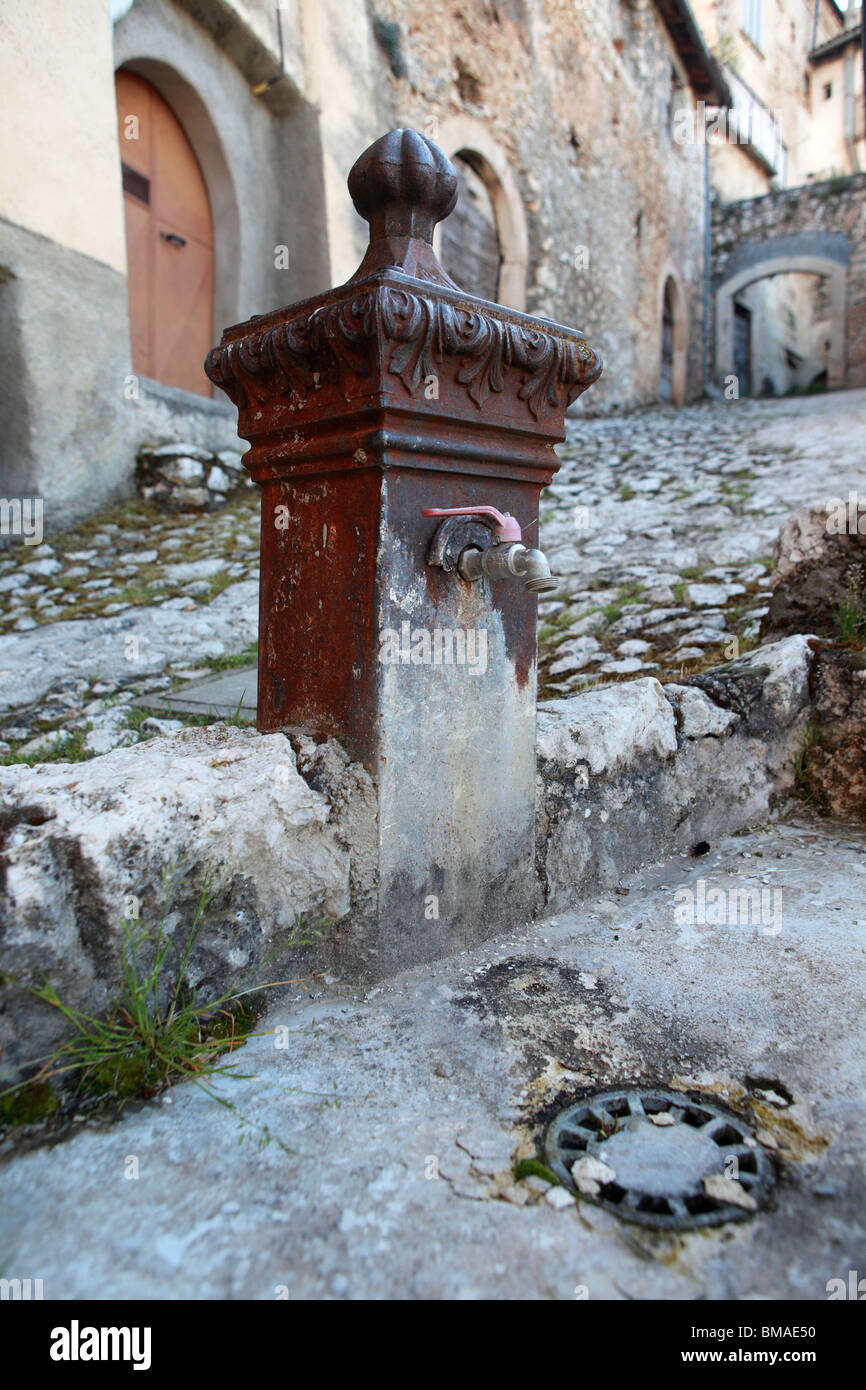 Rubinetto di acqua a Carapelle Calvisio, Abruzzo, Italia Foto Stock