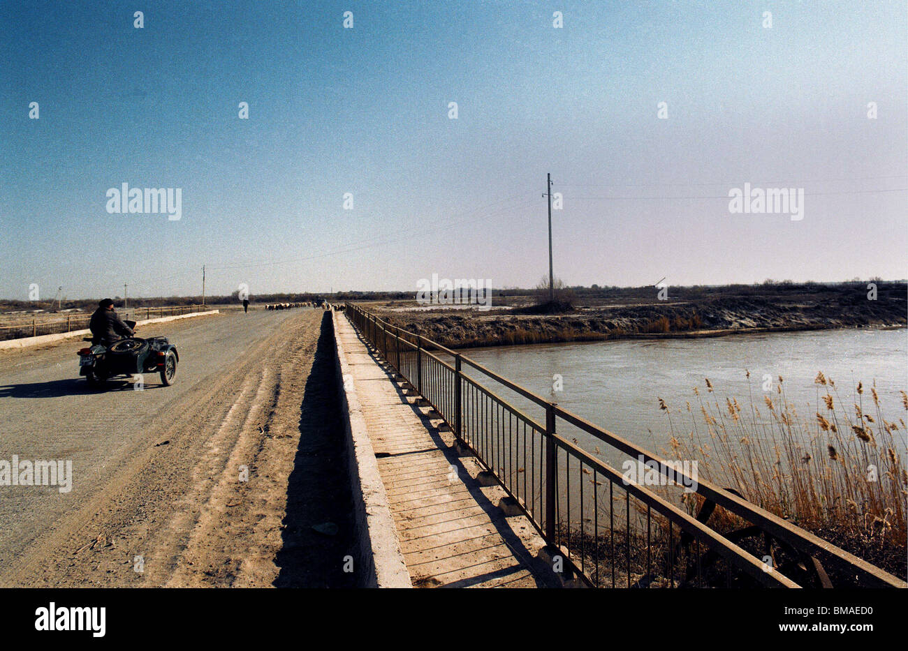 Ashgabad, Turkmenistan. Un ponte sopra il canale Karakum Foto Stock