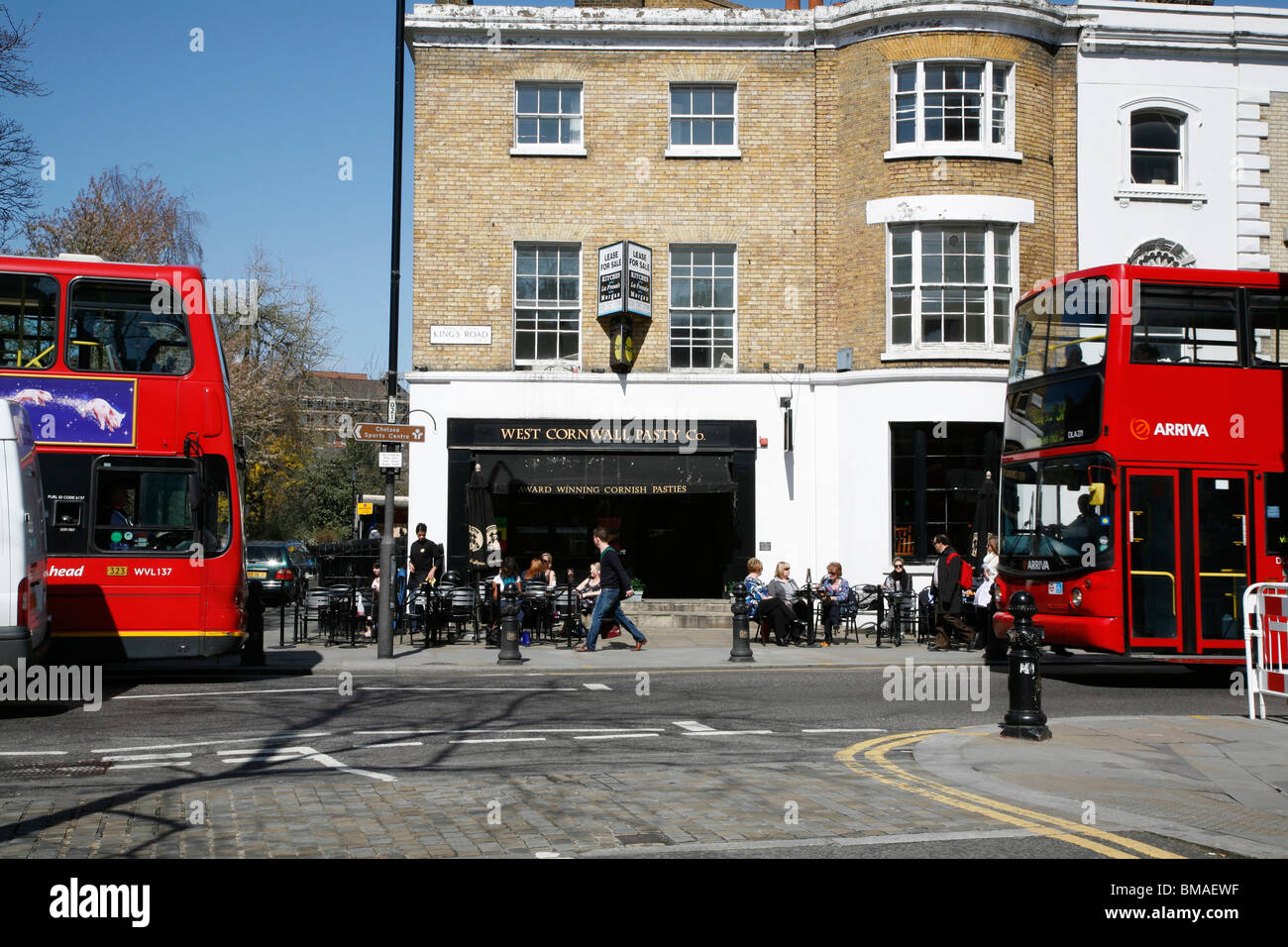 Gli autobus che passa su Kings Road, a Chelsea, Londra, Regno Unito Foto Stock