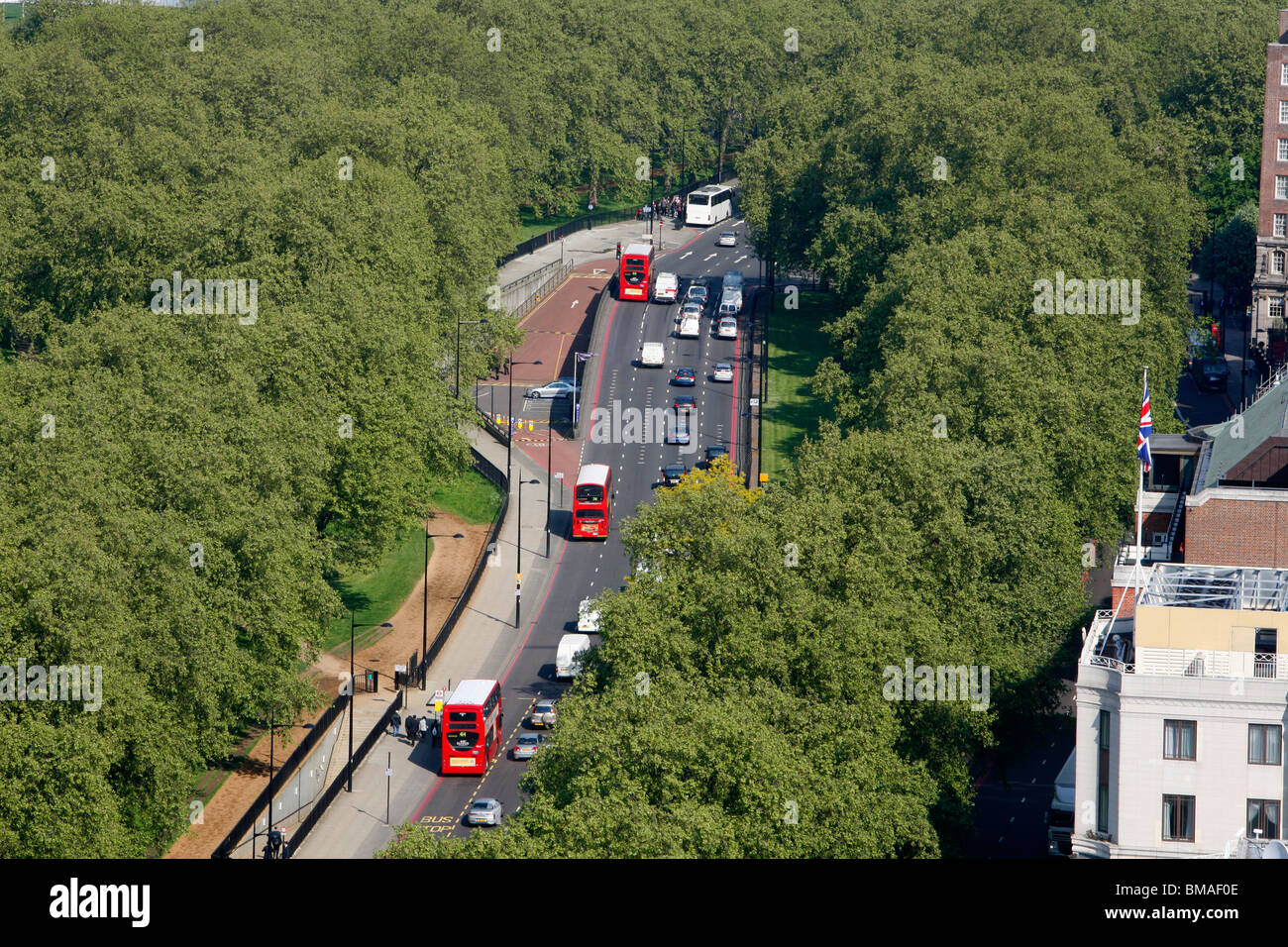 Vista in elevazione del traffico che passa verso Park Lane, dividendo Mayfair da Hyde Park, London, Regno Unito Foto Stock