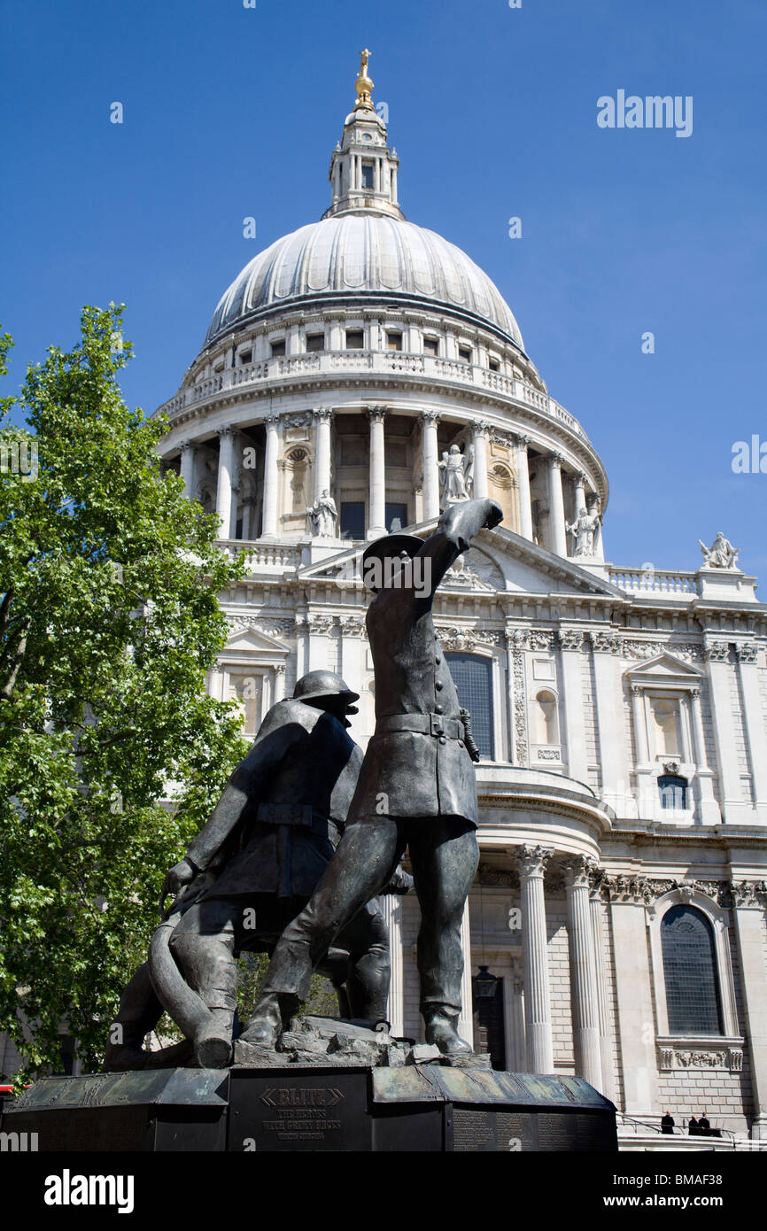 Londra - memorial dalla prima guerra mondiale e st. Cattedrale di St Paul Foto Stock