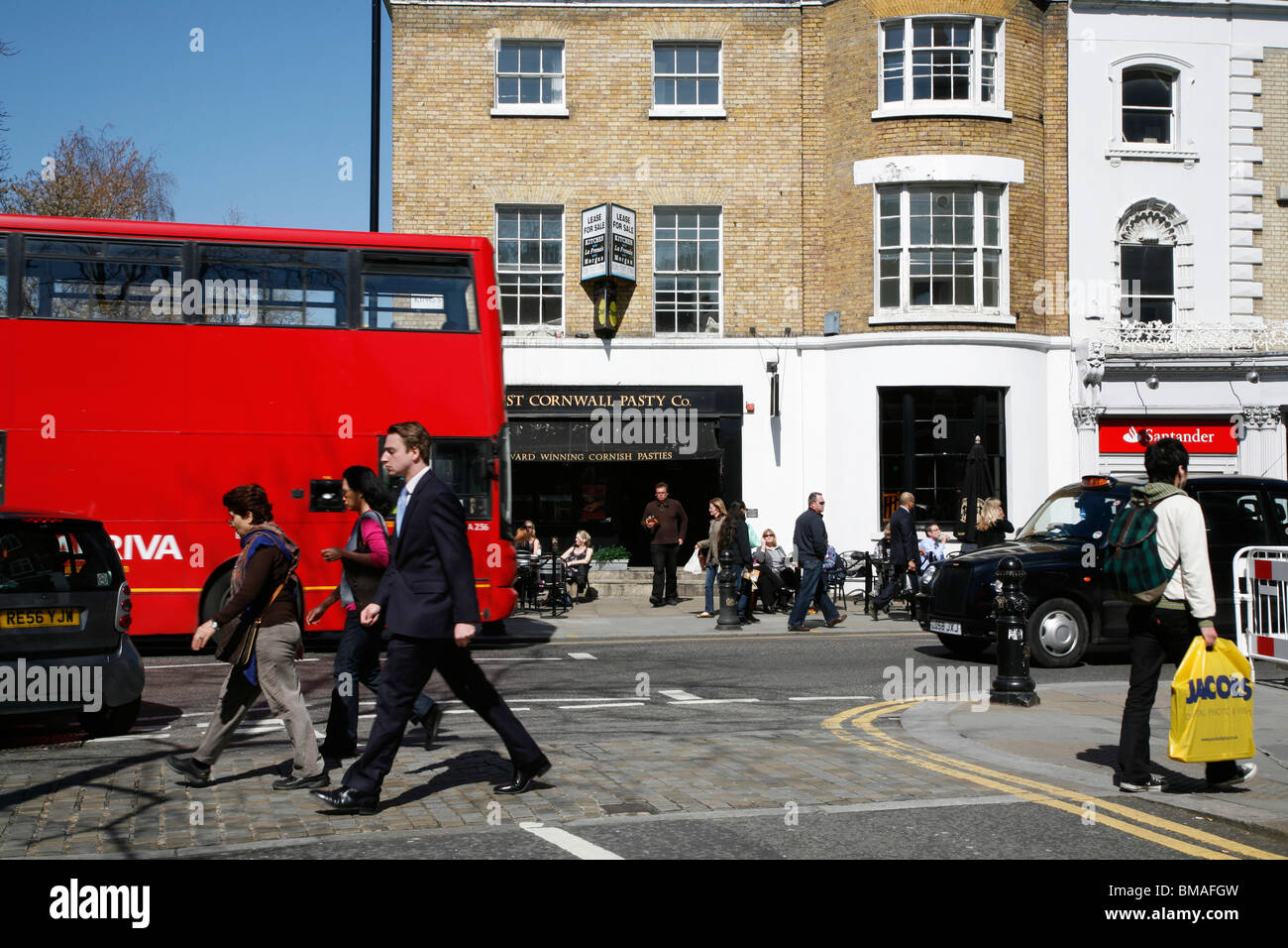 Bus e pedoni su Kings Road, a Chelsea, Londra, Regno Unito Foto Stock
