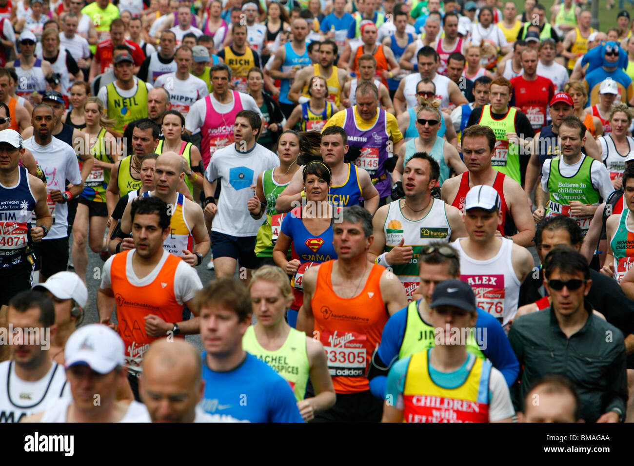 Londra corridori della maratona che corre lungo Charlton modo, Blackheath, London, Regno Unito Foto Stock