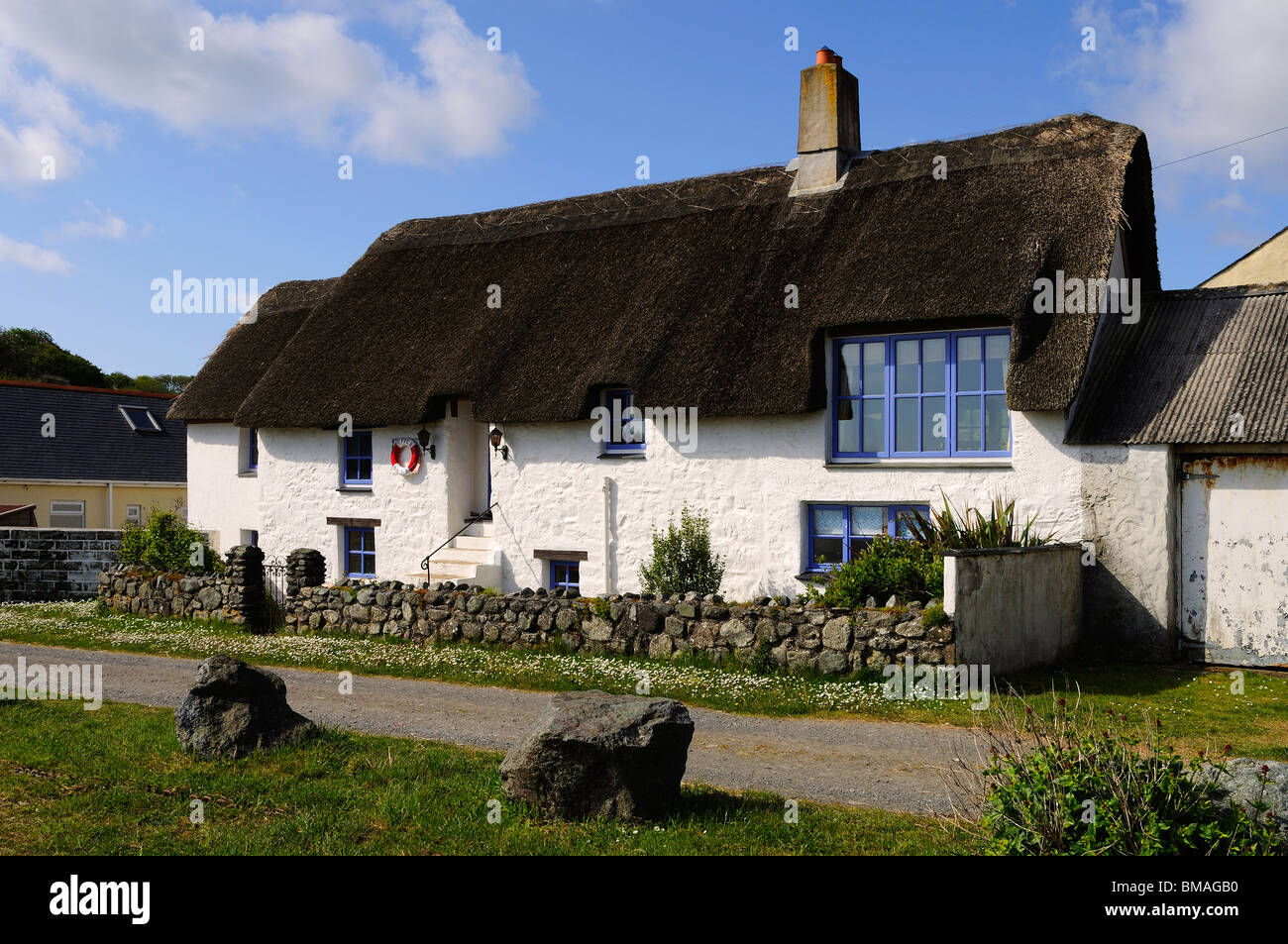 Un cottage con tetto di paglia a porthallow in cornwall, Regno Unito Foto Stock