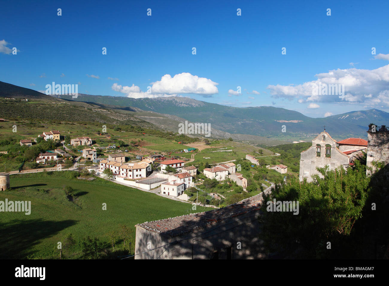Una vista dalla Piazza a Carapelle Calvisio, Abruzzo, Italia Italia Foto Stock