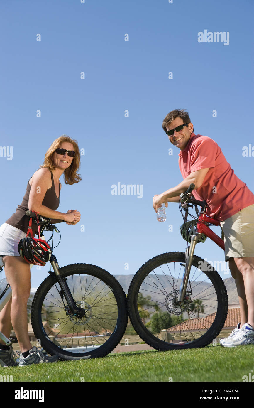 Coppia matura sulla vacanza in bicicletta, faccia a faccia Foto Stock