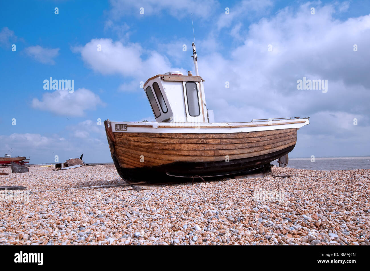 Barche da pesca sulla spiaggia di ciottoli a Walmer, trattare, Kent Foto Stock