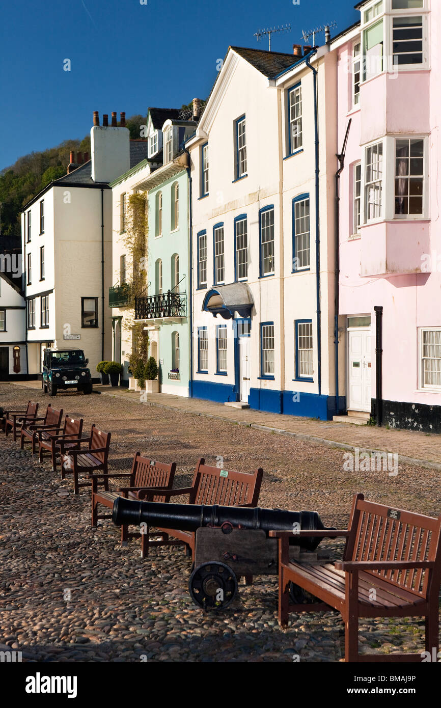 Regno Unito, Inghilterra, Devon, Dartmouth, Bayard's Cove colorfully dipinto riverside case in Early Morning Light Foto Stock
