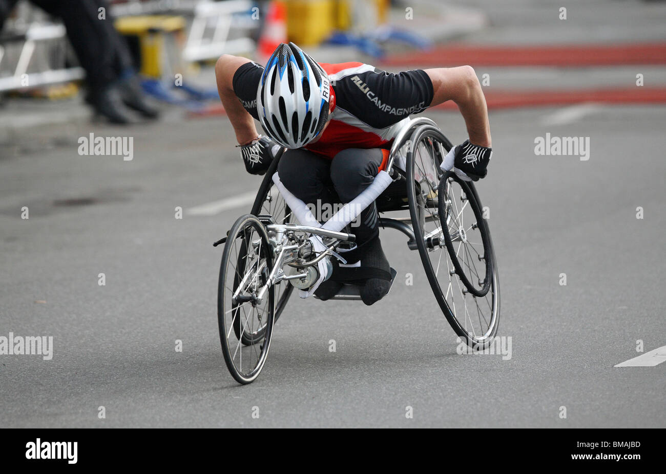 Un uomo su una sedia a rotelle di prendere parte a una maratona di Berlino, Germania Foto Stock