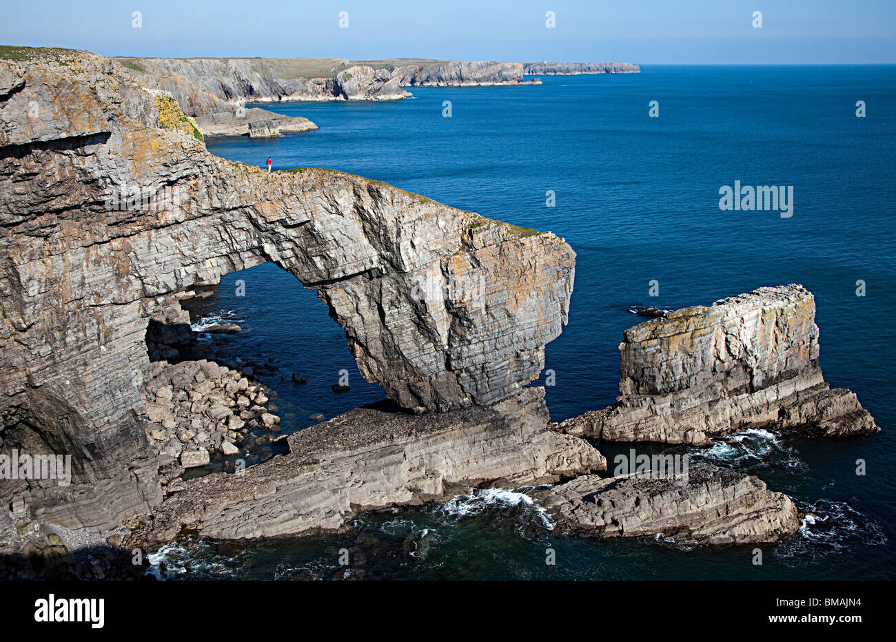 Donna walker sul ponte verde Pembrokeshire Wales UK Foto Stock