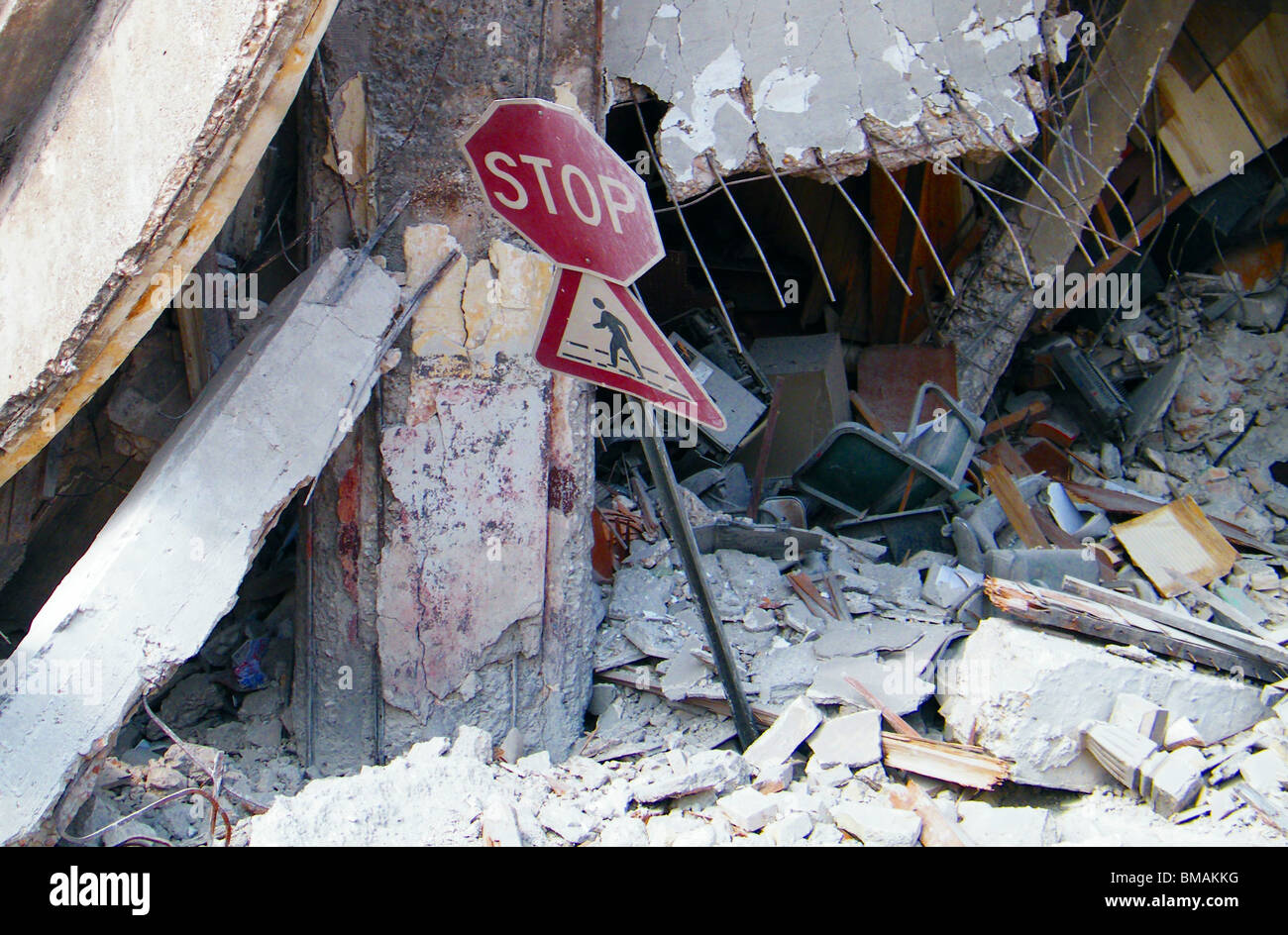 Cartello stradale a Port au Prince dopo il gennaio del terremoto di Haiti Foto Stock