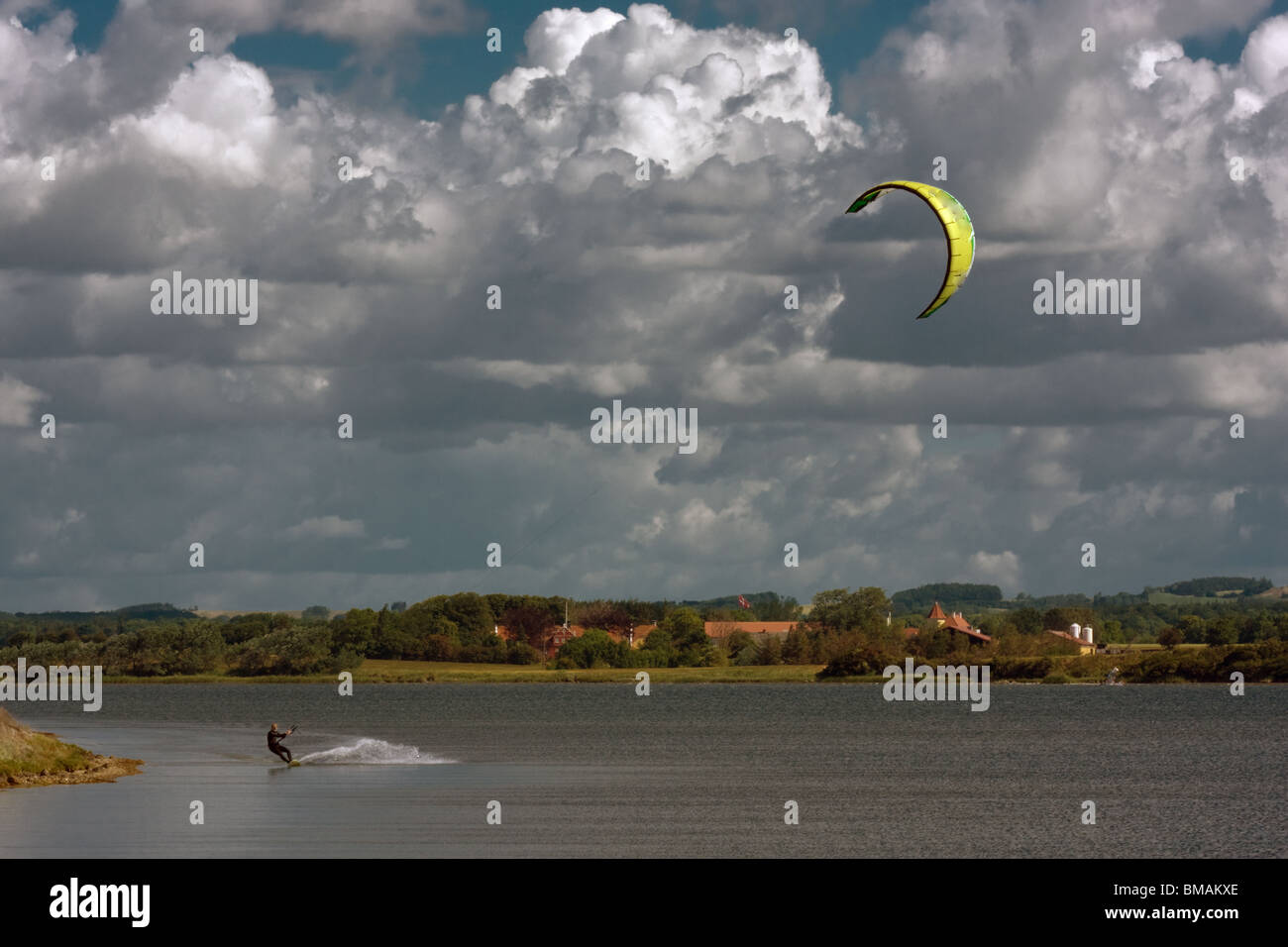 Il kite surf a Helnaes, Danimarca Foto Stock