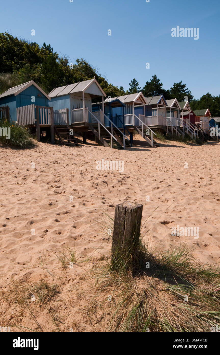 Pittoresca spiaggia di pozzi di capanne accanto il mare Norfolk East Anglia England Foto Stock