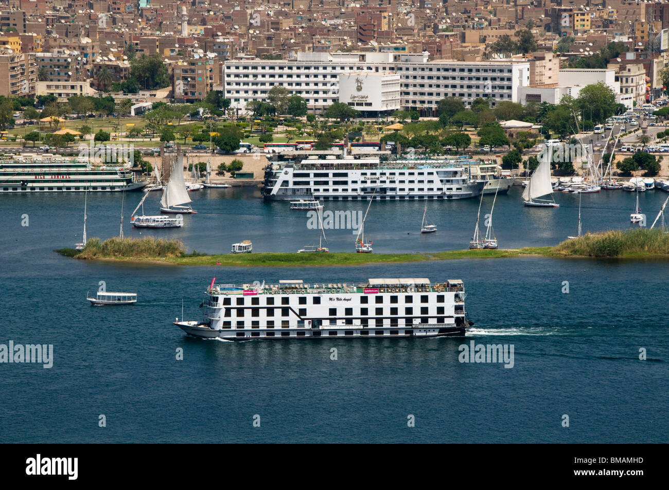 La nave di crociera vela sul fiume Nilo in Egitto Aswan Foto Stock