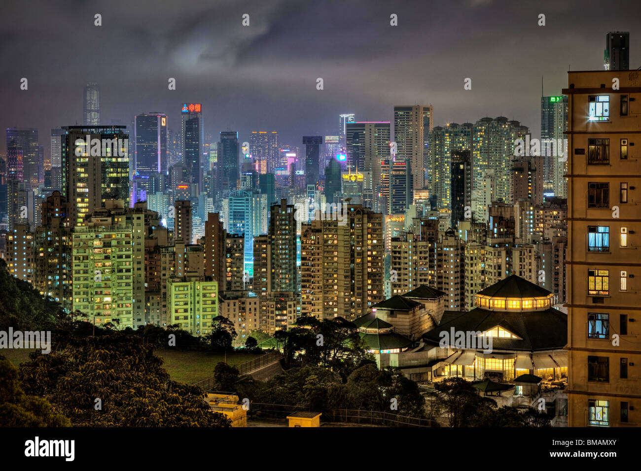 Edifici alti in Isola di Hong Kong city centre di notte Foto Stock