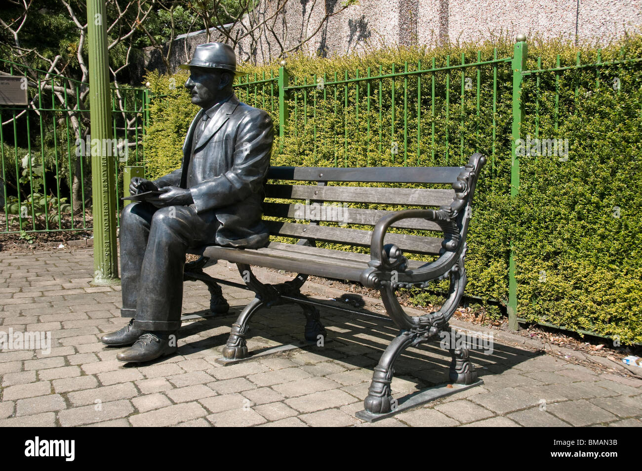 Statua dell'artista L.S.Lowry a Mottram in Longdendale, Tameside, Greater Manchester, Inghilterra, Regno Unito Foto Stock