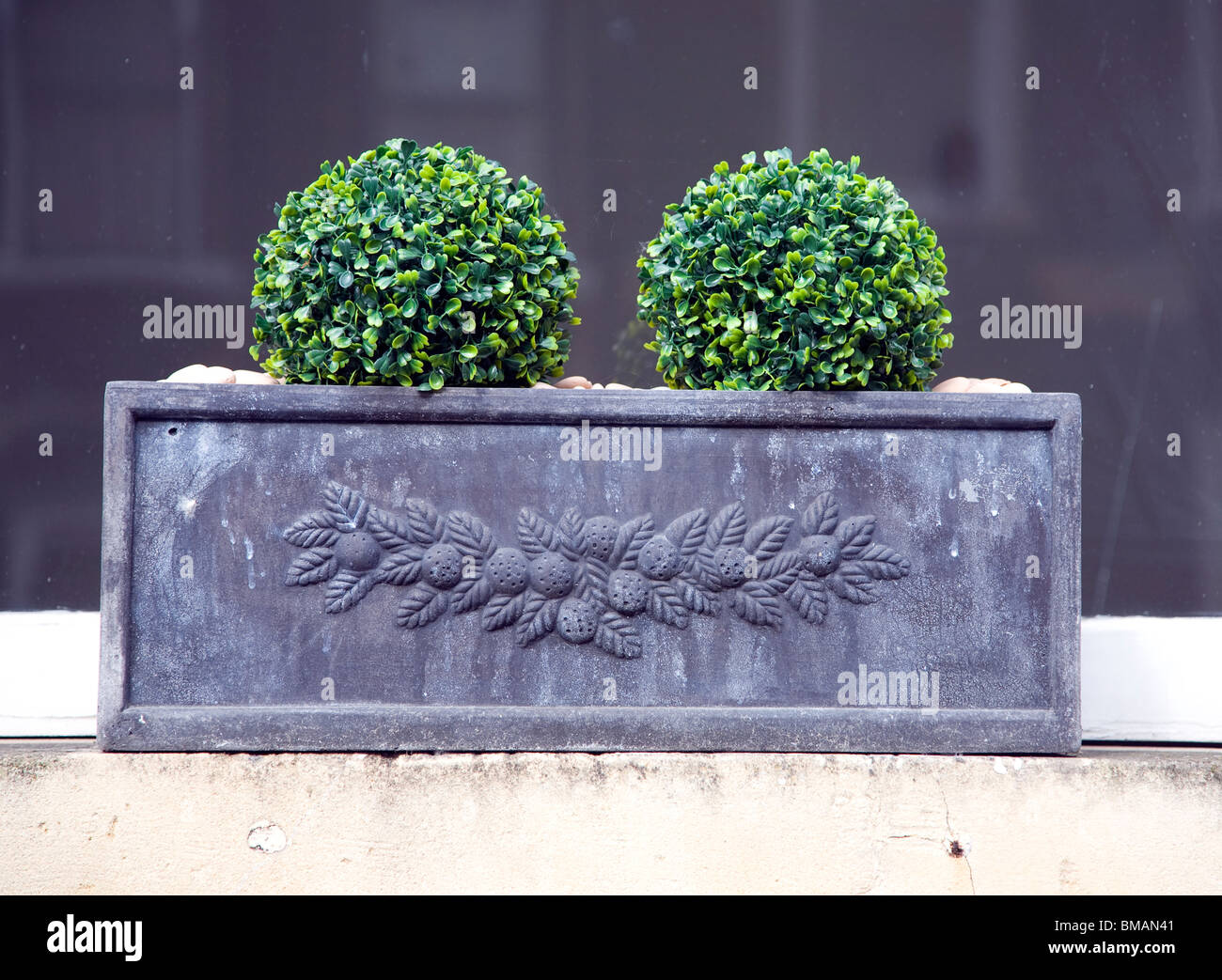 Attraente window box piante, vasca da bagno Foto Stock