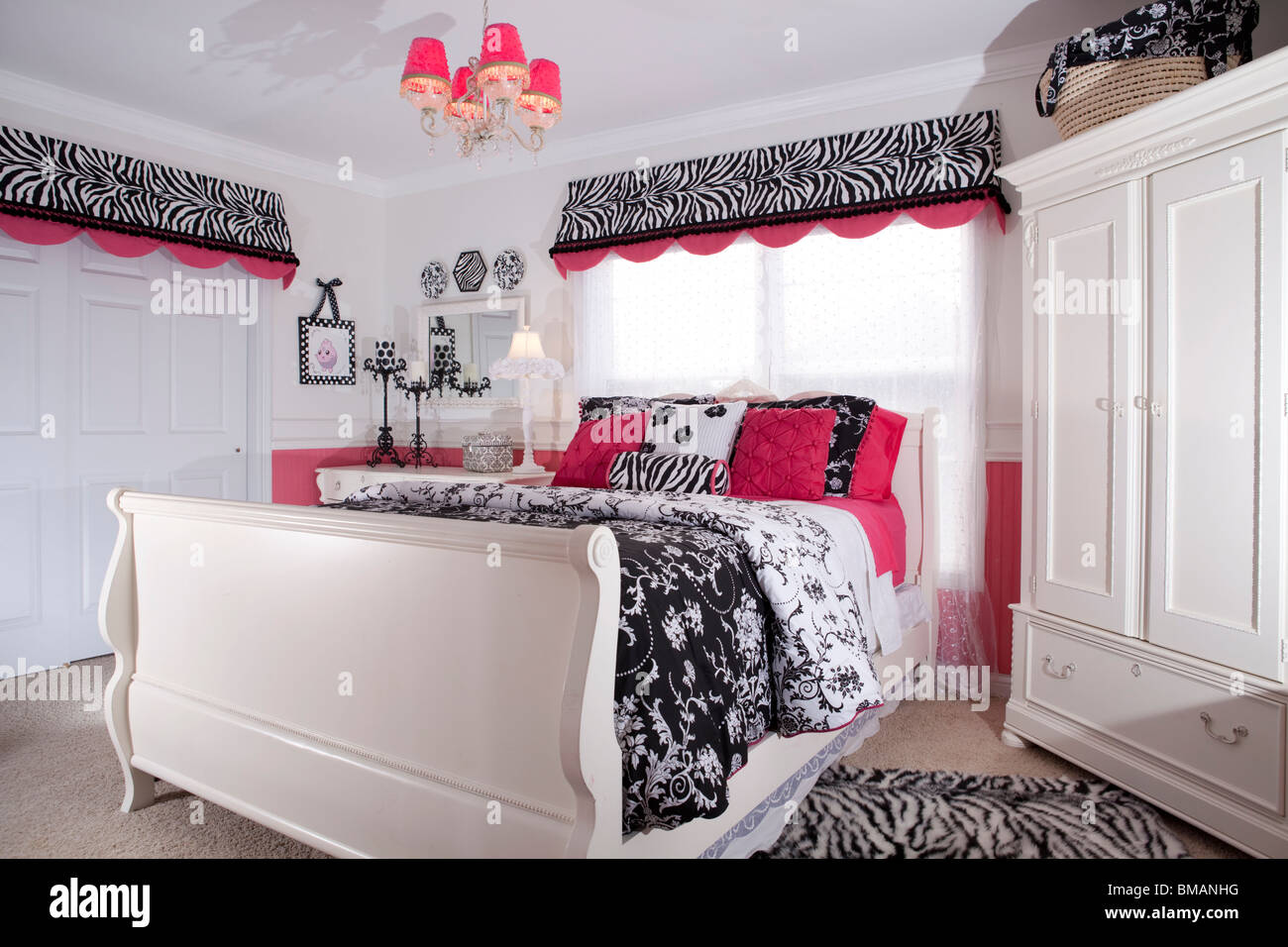 Adolescente camera da letto nella casa americana in bianco, rosa e nero i  colori con decorazioni di corrispondenza Foto stock - Alamy