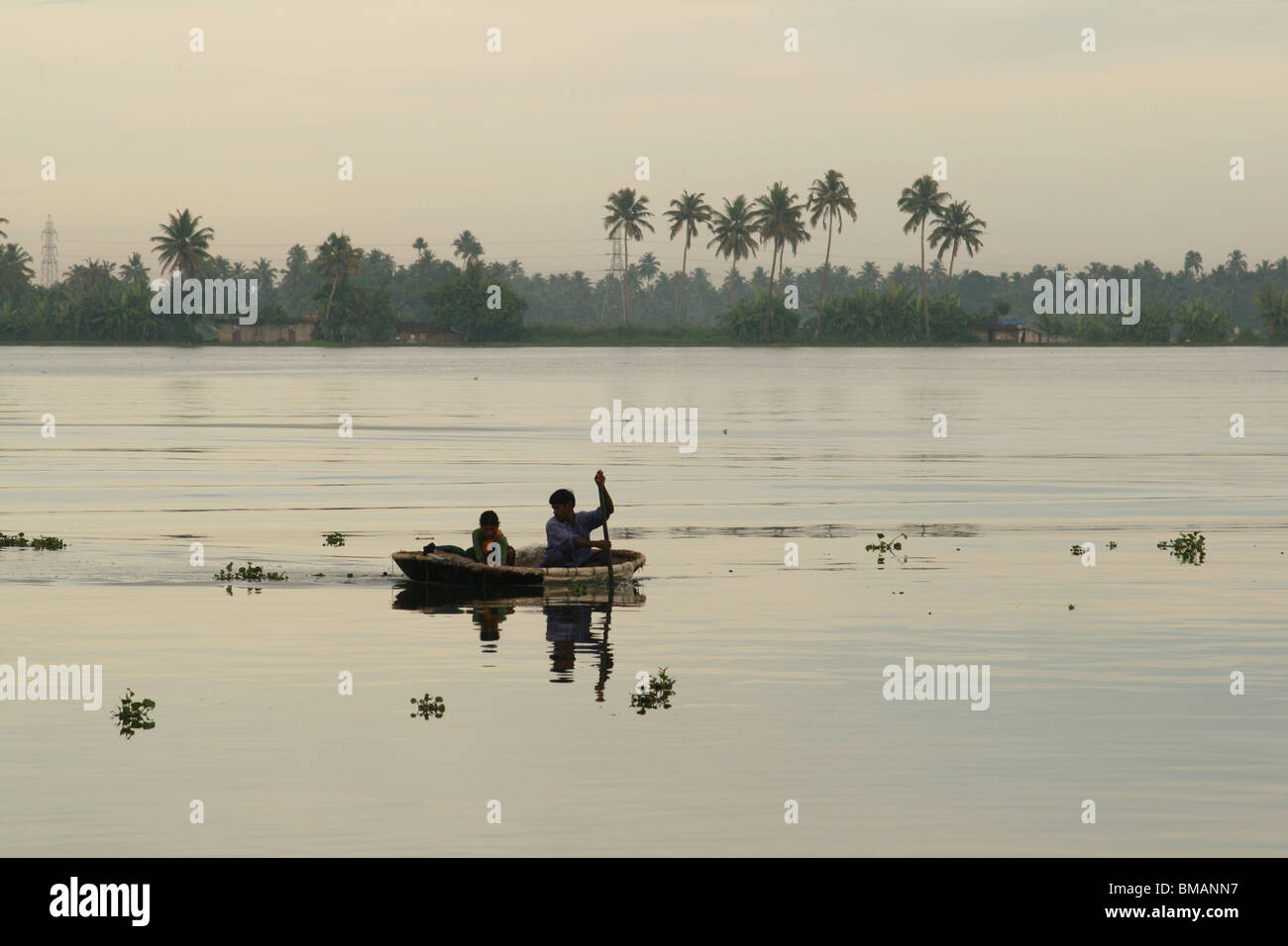 I bambini in coracle sulle lagune del Kerala, India Foto Stock