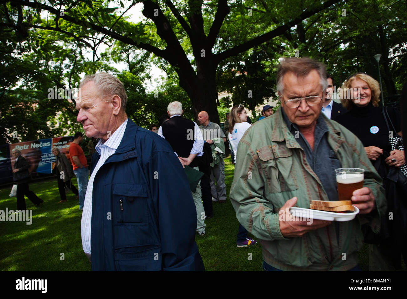 Persone mangiare salsicce al Partito Social Democratico pre-riunione elettorale in Isola di Kampa a Praga Foto Stock