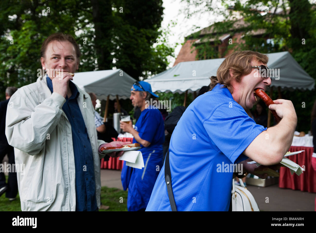 Persone mangiare salsicce al Partito Social Democratico pre-riunione elettorale in Isola di Kampa a Praga Foto Stock