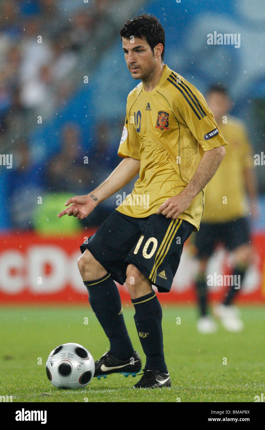 VIENNA - GIUGNO 26: Il CESC Fàbregas di Spagna in azione contro la Russia durante una semifinale di UEFA Euro 2008 il 26 giugno 2008 all'Ernst Happel Stadion di Vienna, Austria. Solo per uso editoriale. Uso commerciale vietato. (Fotografia di Jonathan Paul Larsen / Diadem Images) Foto Stock