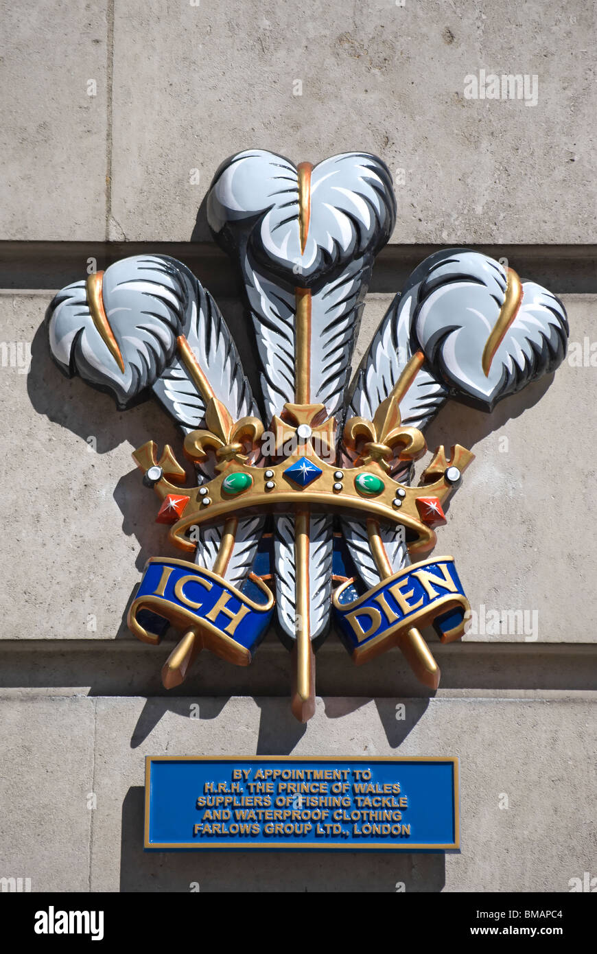 Tre le piume di del Principe di Galles indicante il royal warrant aggiudicato a farlows, su Pall Mall a Londra, Inghilterra Foto Stock