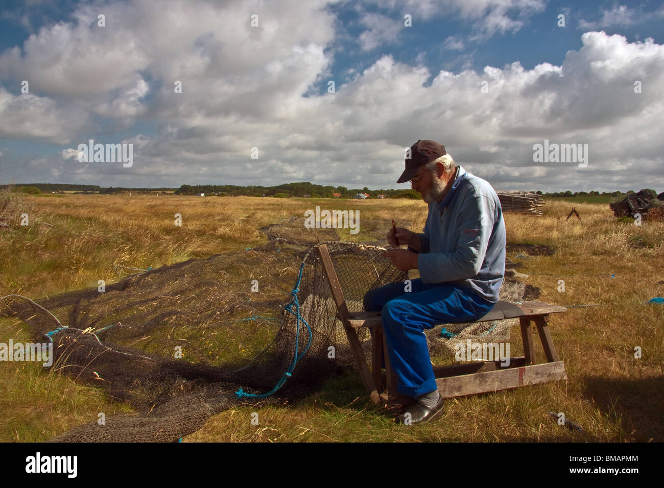Fisherman riparare reti sulla costa di Helnaes, Danimarca Foto Stock