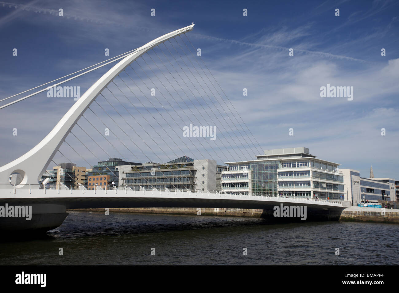 Samuel Beckett Bridge a Dublino la Dockland area con il centro conferenze a Dublino Foto Stock