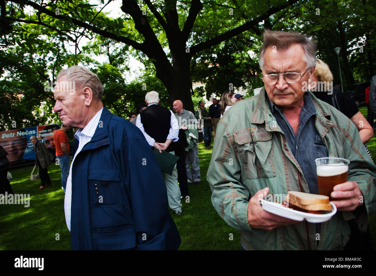 Persone mangiare salsicce al Partito Social Democratico pre-riunione elettorale in Isola di Kampa a Praga Foto Stock