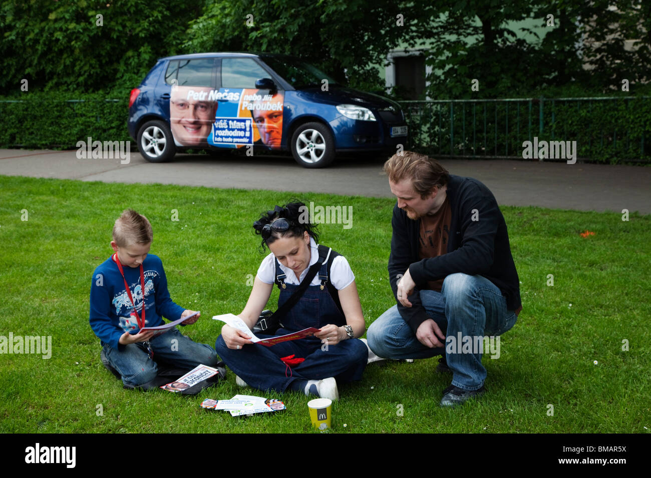 La famiglia presso il Partito Social Democratico pre-elettorale incontro sull'isola di Kampa a Praga Foto Stock