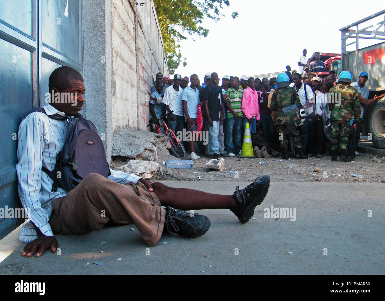Un uomo ferito a Port au Prince dopo il terremoto di Haiti Foto Stock
