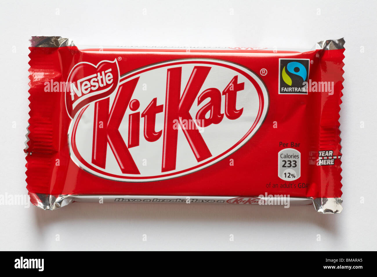 Nestlé Kitkat cioccolato al latte bar - KitKat Kit-Kat Kit Kat chocolate bar - fairtrade simbolo logo del commercio equo e solidale Foto Stock