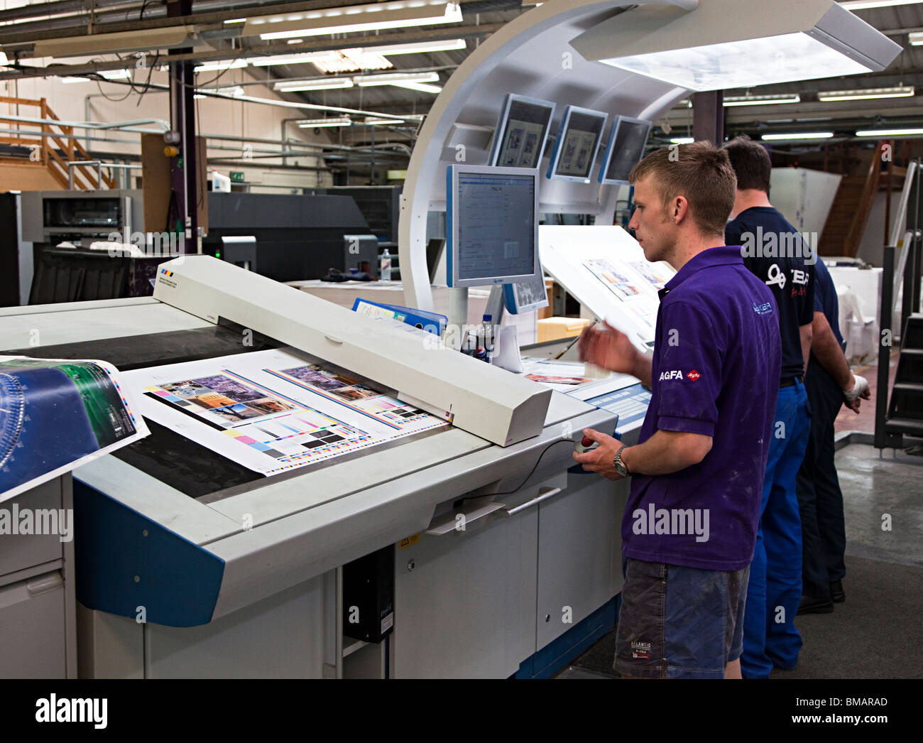 Controllare le pagine stampate per la precisione del colore con spettrometro e desitometer a stampanti Wales UK Foto Stock