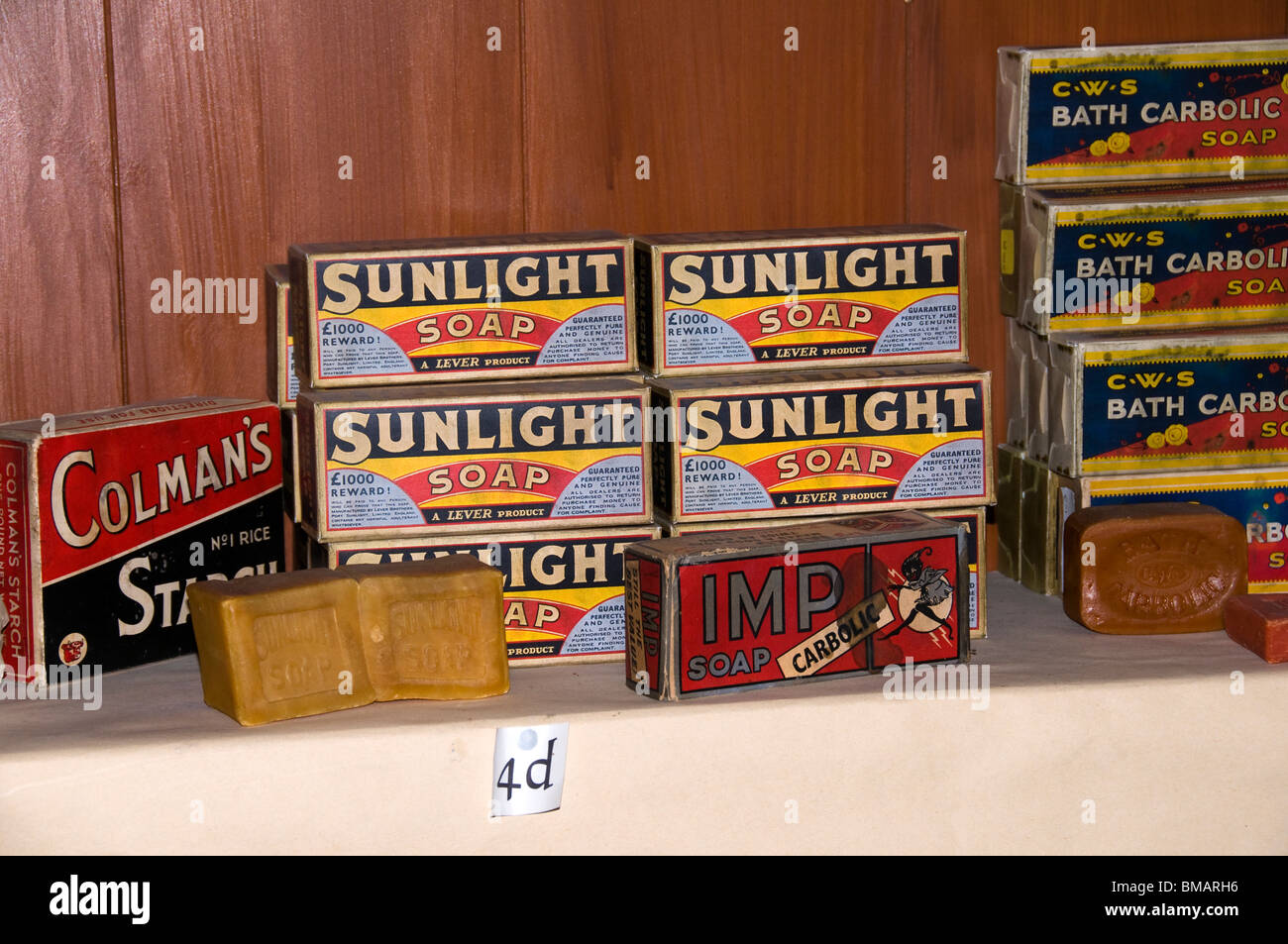 Prodotti per uso domestico in una riproduzione di un inizio del XX secolo il negozio di drogheria interno, Portland Basin Museum, Ashton Under Lyne Foto Stock