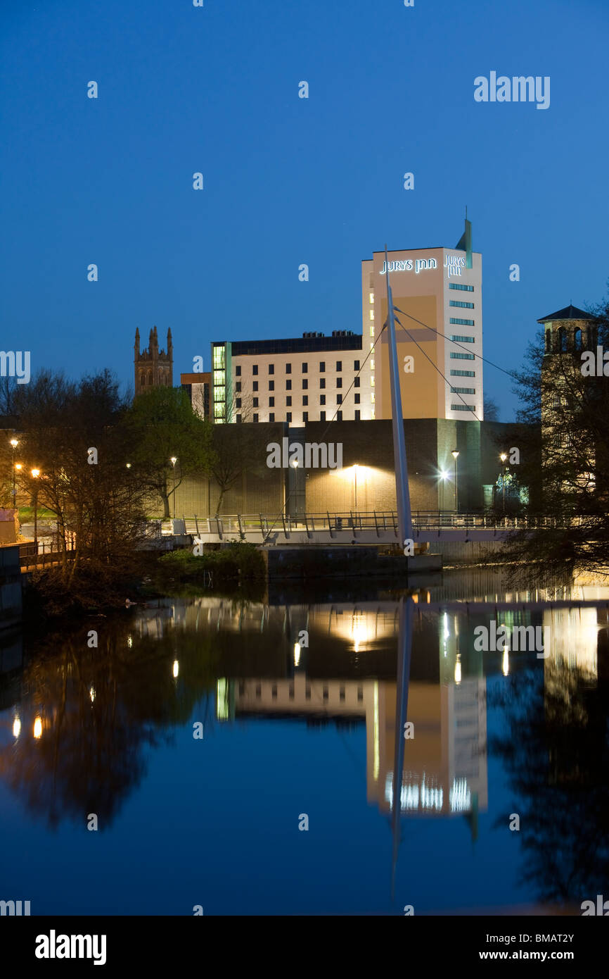 Jury's Inn hotel Derby Inghilterra riflessione nel fiume Derwent Foto Stock