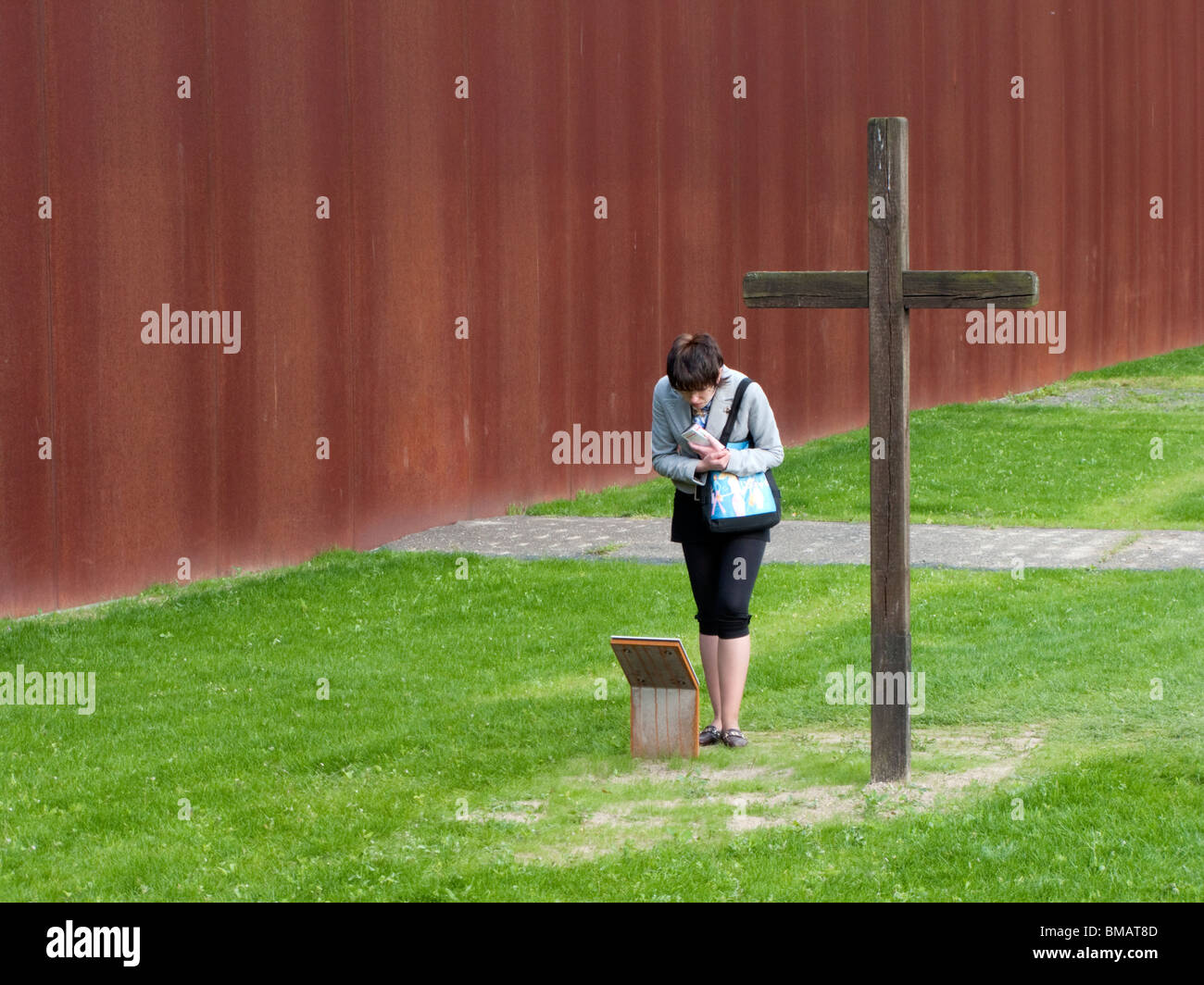 Croce commemorativa del Sophien parrocchia entro ricreato morte striscia in corrispondenza del nuovo Memoriale del Muro di Berlino su Bernauer Strasse a Berlino Foto Stock