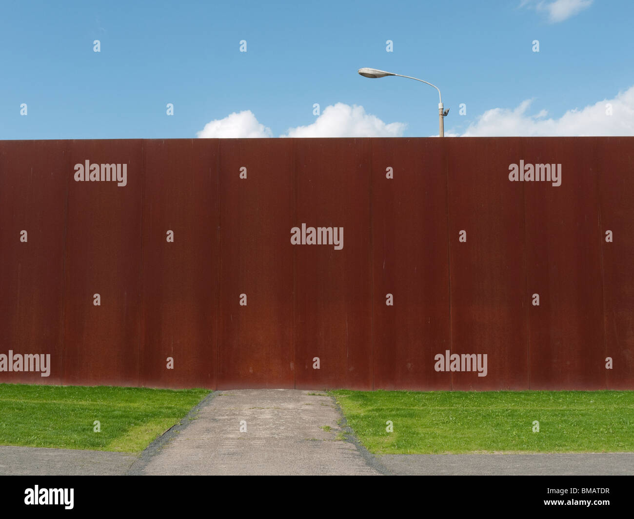 Vista del nuovo Memoriale del Muro di Berlino dove la morte della striscia è stato ricreato a Bernauer Strasse a Berlino Foto Stock