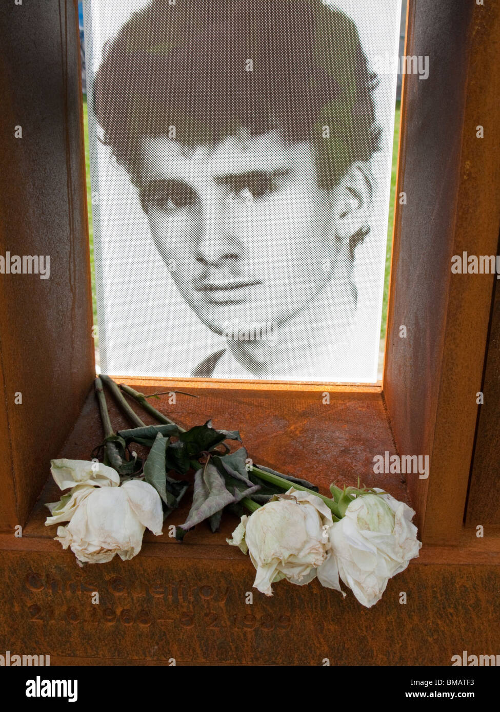 Finestra del ricordo presso il nuovo Memoriale del Muro di Berlino a Bernauer Street a Berlino Germania Foto Stock