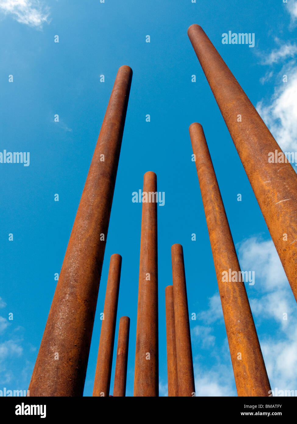Nuova scultura in acciaio rappresentazione del muro di Berlino al nuovo Memoriale del Muro di Berlino sito a Bernauer Strasse Berlino Germania Foto Stock