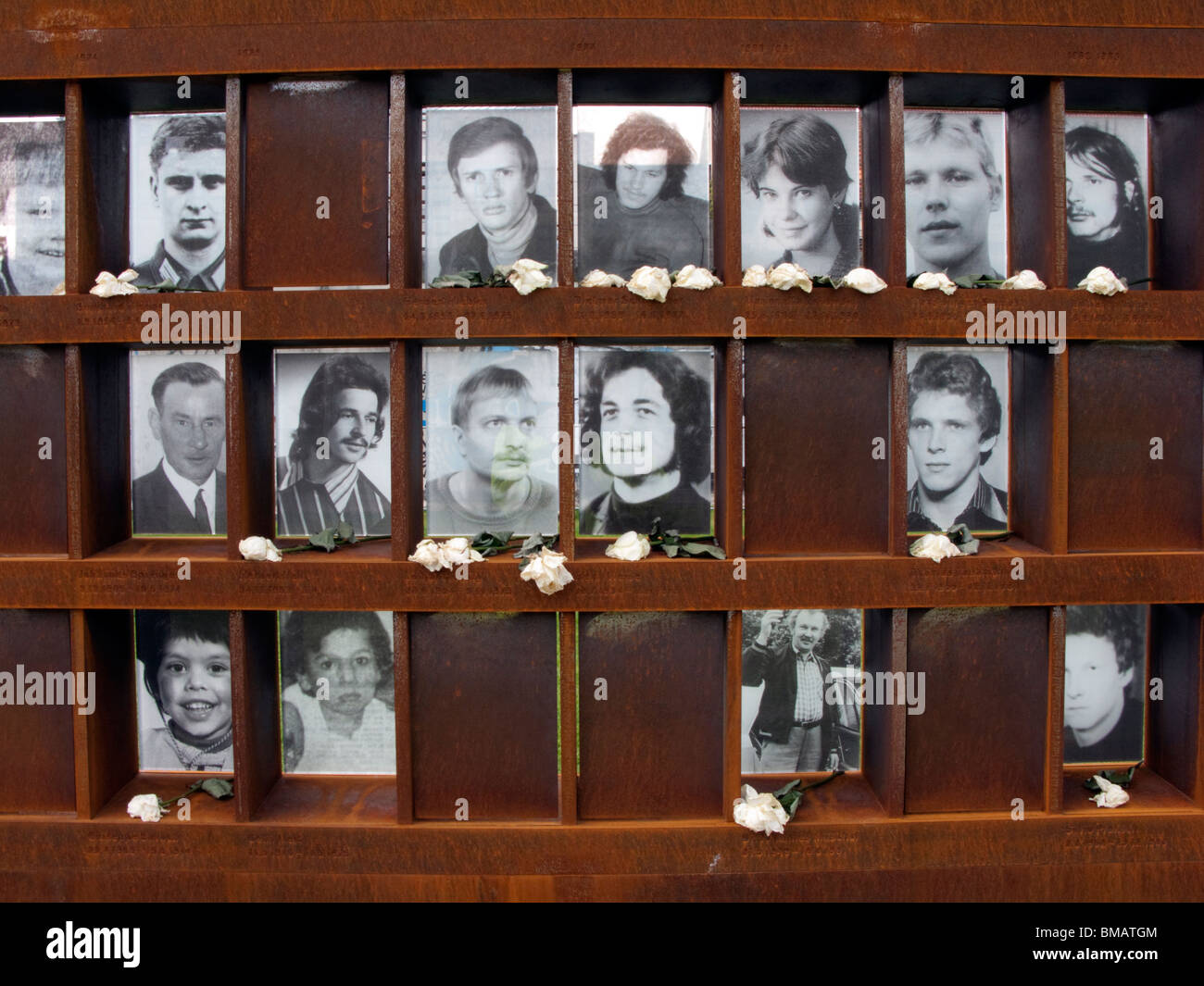 Finestra del ricordo presso il nuovo Memoriale del Muro di Berlino a Bernauer Street a Berlino Germania Foto Stock