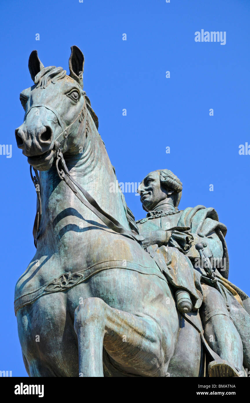 Madrid, Spagna. Puerta del Sol. Statua equestre di Carlo III Foto Stock