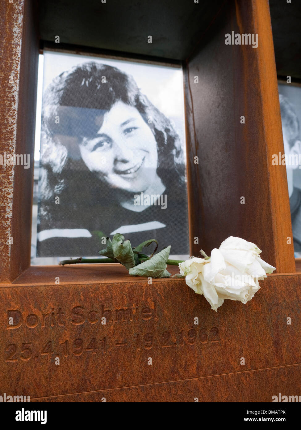 Finestra del ricordo presso il nuovo Memoriale del Muro di Berlino a Bernauer Street a Berlino Germania Foto Stock