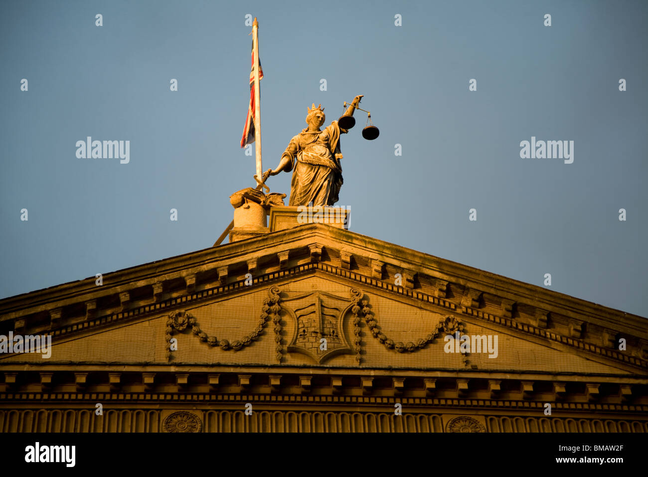 Scale di giustizia su Guildhall, vasca da bagno Foto Stock