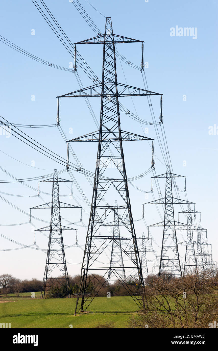 National Grid elettricità tralicci, Suffolk, Inghilterra. Foto Stock
