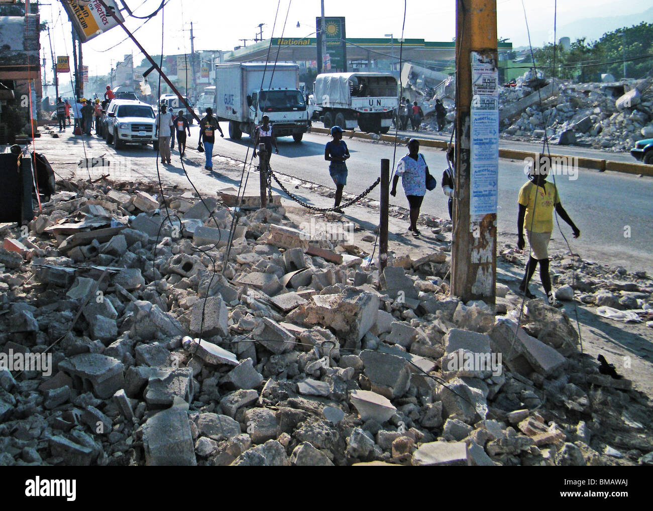 I superstiti del terremoto di Haiti a piedi attraverso le macerie di Port au Prince Foto Stock