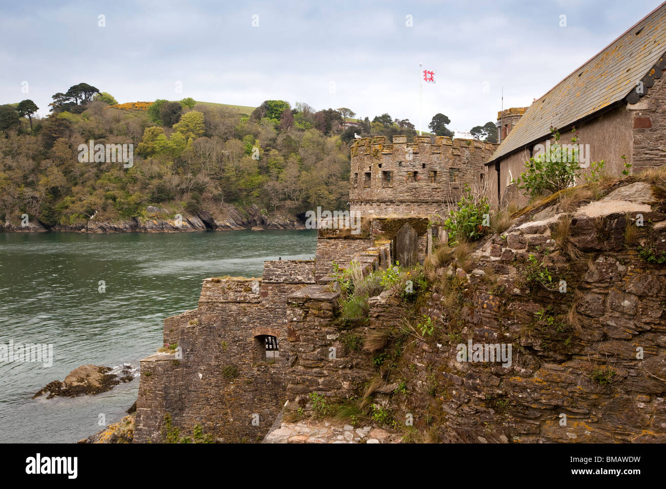 Regno Unito, Inghilterra, Devon, Dartmouth, castello di Dartmouth, St Petrox la chiesa accanto al fiume Dart Foto Stock