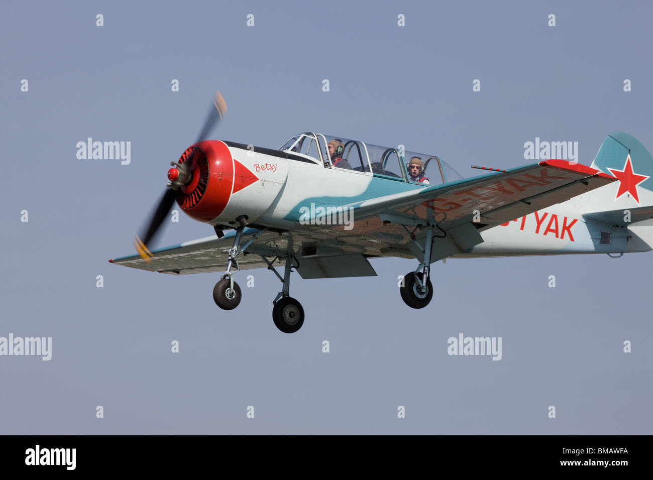 Yakovlev Yak-52 G-TYAK 'Betsy' ad ala bassa monoplan su aeromobili approccio finale a terra alla Aviosuperficie Sandtoft Foto Stock